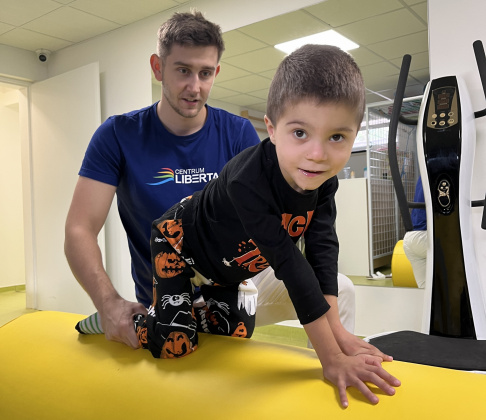 25.4.2024 - Filipko prekonáva zdravotné prekážky vďaka intenzívnym rehabilitáciám v Centre Liberta 